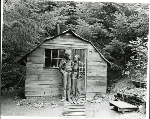 Ruth and Jean Mountaingrove in front of their cabin, by Tee Corinne (2) [PH265] [pb031] [f023] [002]